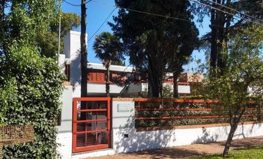 IMPORTANTE CHALET 6 AMBIENTES EN PINOS DE ANCHORENA