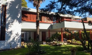 IMPORTANTE CHALET 6 AMBIENTES EN PINOS DE ANCHORENA