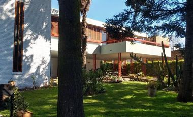 IMPORTANTE CHALET 6 AMBIENTES EN PINOS DE ANCHORENA