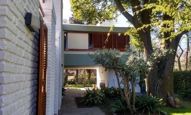 IMPORTANTE CHALET 6 AMBIENTES EN PINOS DE ANCHORENA