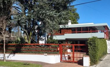 IMPORTANTE CHALET 6 AMBIENTES EN PINOS DE ANCHORENA
