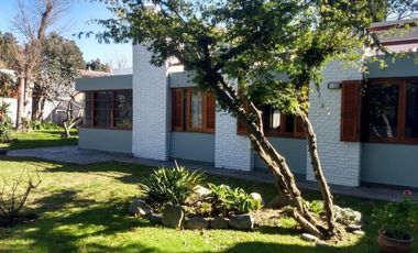 IMPORTANTE CHALET 6 AMBIENTES EN PINOS DE ANCHORENA