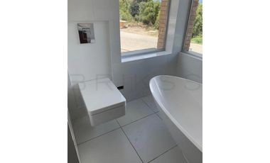 casa en arriendo/venta en la calera. Cod V6535