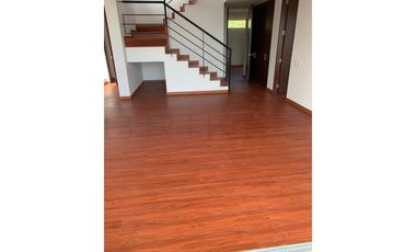 casa en arriendo/venta en la calera. Cod V6535