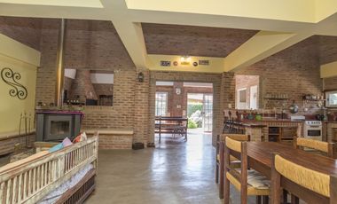 CASA 4 AMBIENTES QUINCHO BARRIO CERRADO JARDIN 2 LOTES
