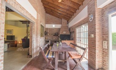 CASA 4 AMBIENTES QUINCHO BARRIO CERRADO JARDIN 2 LOTES