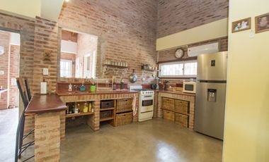 CASA 4 AMBIENTES QUINCHO BARRIO CERRADO JARDIN 2 LOTES