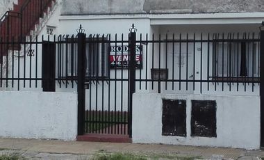 SE VENDE PH AL FRENTE 3 AMBIENTES A RECICLAR CON ENTRADA DE AUTO Y PATIO EN SAN JUSTO