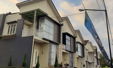 Rumah villa di kota batu malang lengkap dengan kolam renang