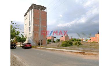 📍 UBICACIÓN:
El inmueble se encuentra ubicado en la 1era Etapa de la Urbanización La Planicie, Distrito 26 de Octubre, provincia de Piura. Cerca de l