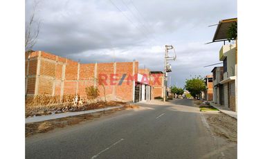 📍 UBICACIÓN:
El inmueble se encuentra ubicado en la 1era Etapa de la Urbanización La Planicie, Distrito 26 de Octubre, provincia de Piura. Cerca de l