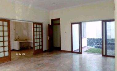 Rumah sewa di Tebet Timur, posisi hook, baru renovasi