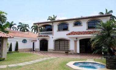 ALQUILER DE CASA DE 4 DORMITORIOS - CON JACUZZI - PERGOLA Y AMPLIO PATIO