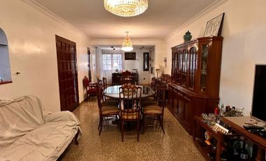 Casa IMPECABLE de 4 dormitorios en barrio Juan B. Terán (Av. Alem al 1800)