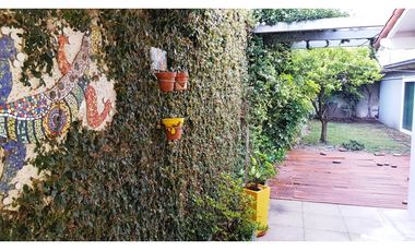 Chalet 3 ambientes con dependencia. Parque y Quincho. Barrio Don Bosco