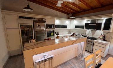 MUY LINDO CHALET FAMILIAR O MULTIFAMILAR SOBRE DOS LOTES