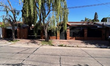 MUY LINDO CHALET FAMILIAR O MULTIFAMILAR SOBRE DOS LOTES