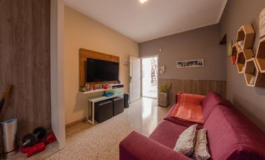 EN VENTA-CASA DE PASILLO DE  DOS DORMITORIOS-BARRIO LAS HERAS