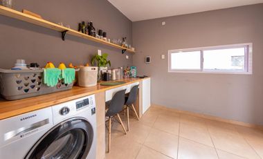 EN VENTA-CASA DE PASILLO DE  DOS DORMITORIOS-BARRIO LAS HERAS