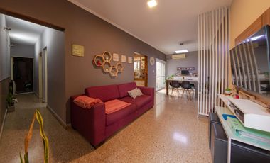 EN VENTA-CASA DE PASILLO DE  DOS DORMITORIOS-BARRIO LAS HERAS