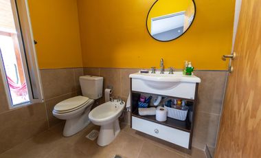 EN VENTA-CASA DE PASILLO DE  DOS DORMITORIOS-BARRIO LAS HERAS