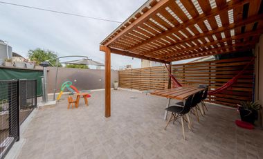 EN VENTA-CASA DE PASILLO DE  DOS DORMITORIOS-BARRIO LAS HERAS