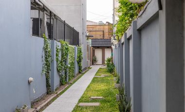 EN VENTA-CASA DE PASILLO DE  DOS DORMITORIOS-BARRIO LAS HERAS