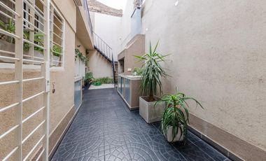 EN VENTA-CASA DE PASILLO DE  DOS DORMITORIOS-BARRIO LAS HERAS