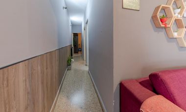 EN VENTA-CASA DE PASILLO DE  DOS DORMITORIOS-BARRIO LAS HERAS