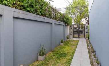 EN VENTA-CASA DE PASILLO DE  DOS DORMITORIOS-BARRIO LAS HERAS