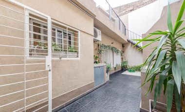 EN VENTA-CASA DE PASILLO DE  DOS DORMITORIOS-BARRIO LAS HERAS
