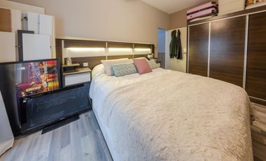 EN VENTA-CASA DE PASILLO DE  DOS DORMITORIOS-BARRIO LAS HERAS