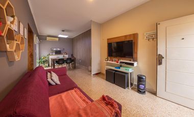 EN VENTA-CASA DE PASILLO DE  DOS DORMITORIOS-BARRIO LAS HERAS