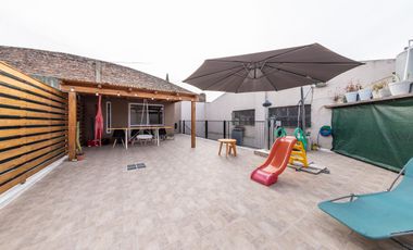 EN VENTA-CASA DE PASILLO DE  DOS DORMITORIOS-BARRIO LAS HERAS