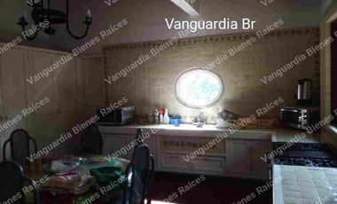 En venta casa  muy cerca de Tepoztlán Morelos. Gran terreno, escriturada! Con cancha de tenis, alberca, rodeado de naturaleza!