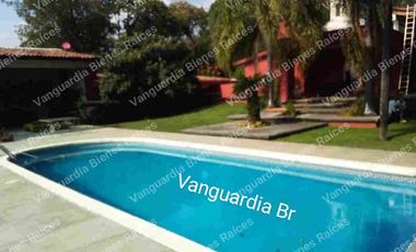 En venta casa  muy cerca de Tepoztlán Morelos. Gran terreno, escriturada! Con cancha de tenis, alberca, rodeado de naturaleza!