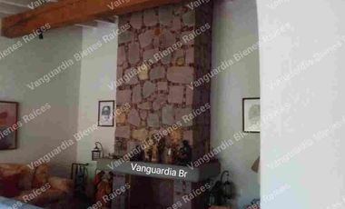 En venta casa  muy cerca de Tepoztlán Morelos. Gran terreno, escriturada! Con cancha de tenis, alberca, rodeado de naturaleza!