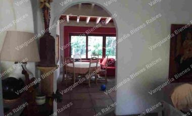 En venta casa  muy cerca de Tepoztlán Morelos. Gran terreno, escriturada! Con cancha de tenis, alberca, rodeado de naturaleza!