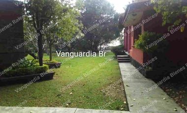 En venta casa  muy cerca de Tepoztlán Morelos. Gran terreno, escriturada! Con cancha de tenis, alberca, rodeado de naturaleza!