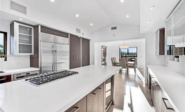 Lujosa casa en venta de 6 dorm. en Iquique