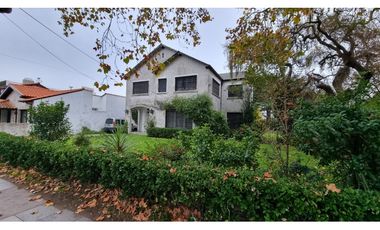 En venta: Chalet de estilo de 423m² sobre lote de 900m². Zona Güemes.