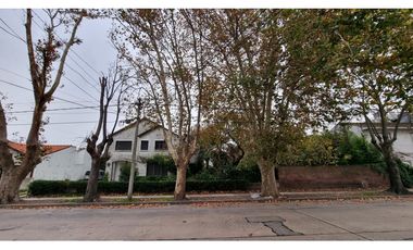 En venta: Chalet de estilo de 423m² sobre lote de 900m². Zona Güemes.