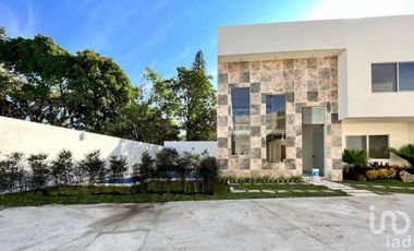 Casa en Venta con Alberca Privada y Roof Garden en Lomas de Cuernavaca Morelos