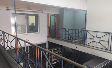 SE VENDE ÁMPLIO LOCAL COMERCIAL CON ENTREPISO E IMPORTANTES OFICINAS