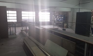 SE VENDE ÁMPLIO LOCAL COMERCIAL CON ENTREPISO E IMPORTANTES OFICINAS