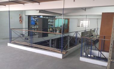 SE VENDE ÁMPLIO LOCAL COMERCIAL CON ENTREPISO E IMPORTANTES OFICINAS