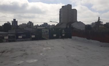 SE VENDE ÁMPLIO LOCAL COMERCIAL CON ENTREPISO E IMPORTANTES OFICINAS