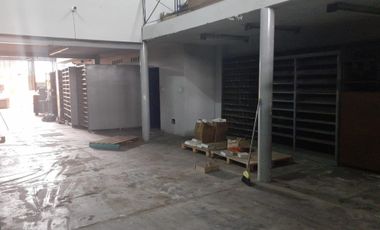 SE VENDE ÁMPLIO LOCAL COMERCIAL CON ENTREPISO E IMPORTANTES OFICINAS