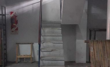 SE VENDE ÁMPLIO LOCAL COMERCIAL CON ENTREPISO E IMPORTANTES OFICINAS