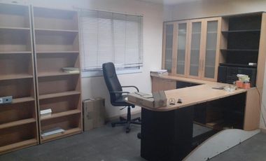 SE VENDE ÁMPLIO LOCAL COMERCIAL CON ENTREPISO E IMPORTANTES OFICINAS